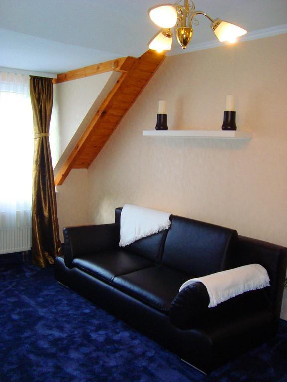 Hotel Zum Goldenen Hirsch Sankt Kilian Exterior photo