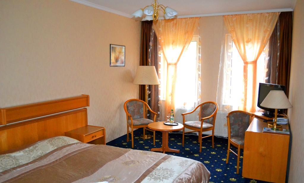Hotel Zum Goldenen Hirsch Sankt Kilian Exterior photo