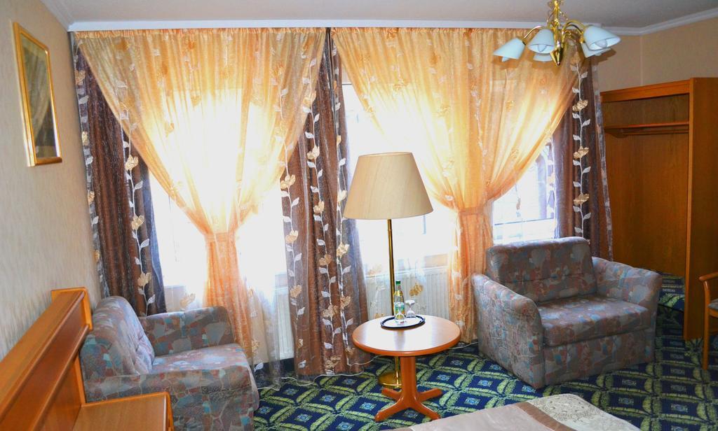 Hotel Zum Goldenen Hirsch Sankt Kilian Room photo
