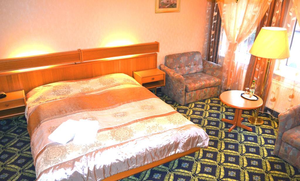 Hotel Zum Goldenen Hirsch Sankt Kilian Room photo