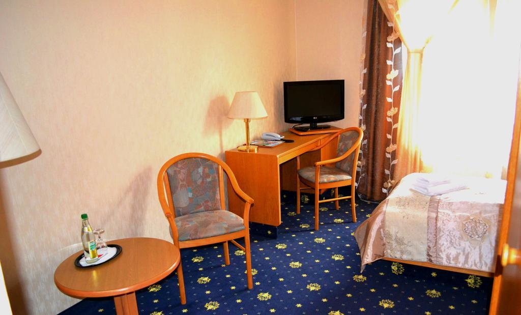 Hotel Zum Goldenen Hirsch Sankt Kilian Room photo