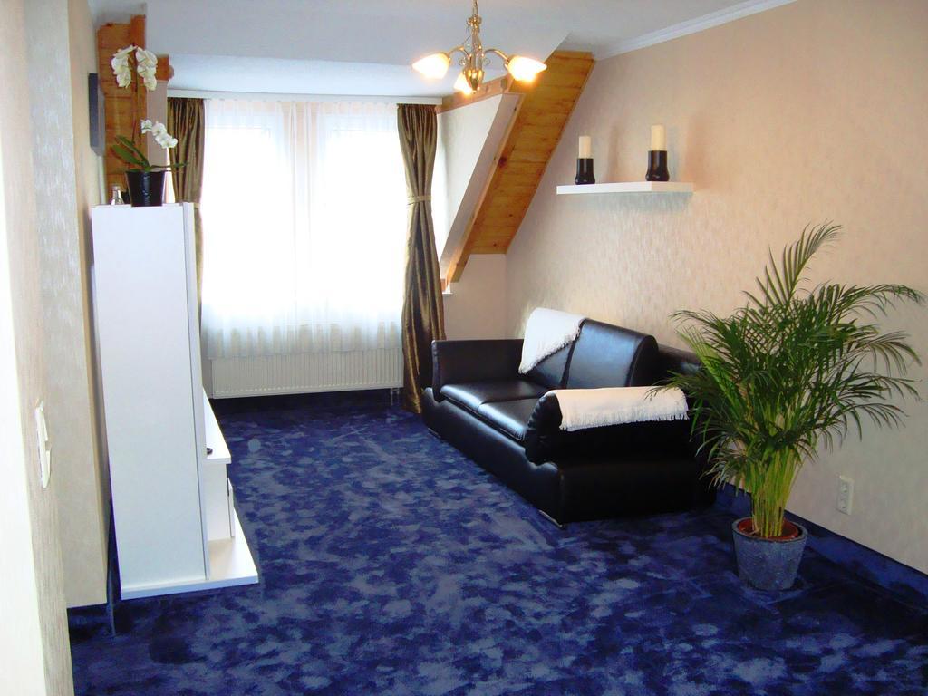 Hotel Zum Goldenen Hirsch Sankt Kilian Room photo